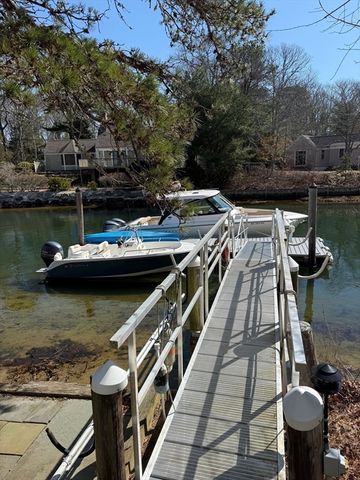 18 Spoondrift Cir, Mashpee, MA 02649
