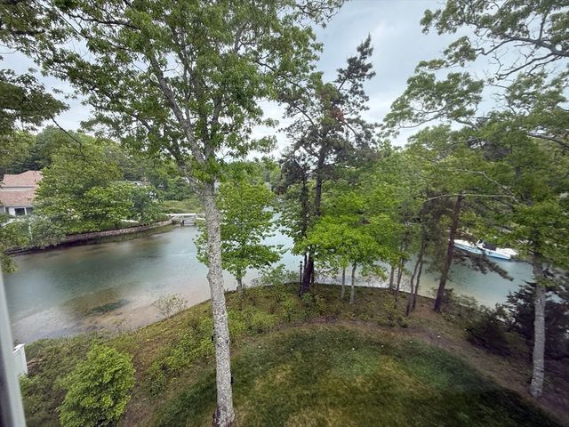 18 Spoondrift Cir, Mashpee, MA 02649