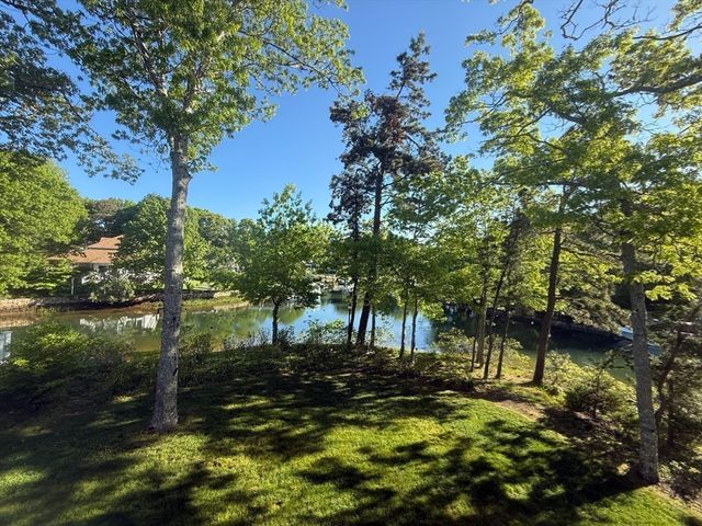 18 Spoondrift Cir, Mashpee, MA 02649