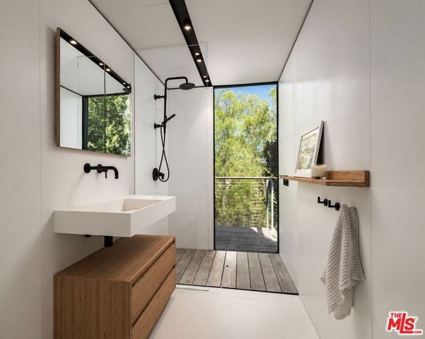 2824 Durand Drive, Los Angeles, CA 90068