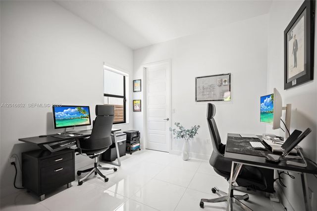 8915 NW 161st Ter, Miami Lakes, FL 33018