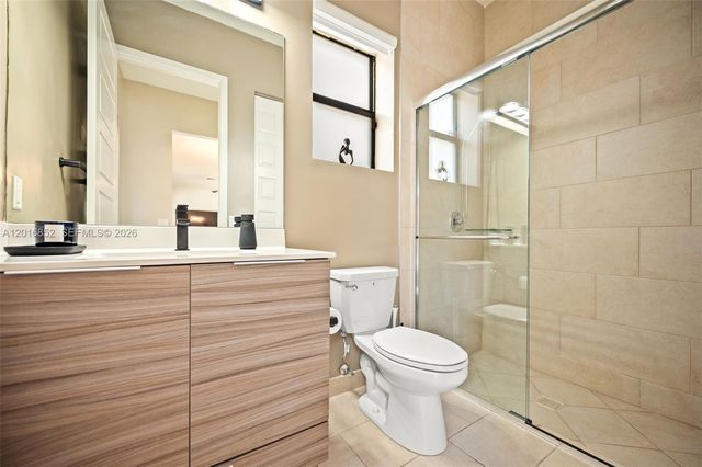 8915 NW 161st Ter, Miami Lakes, FL 33018
