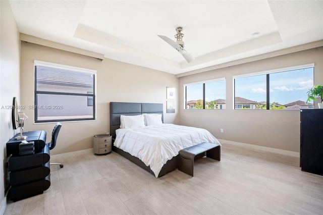8915 NW 161st Ter, Miami Lakes, FL 33018