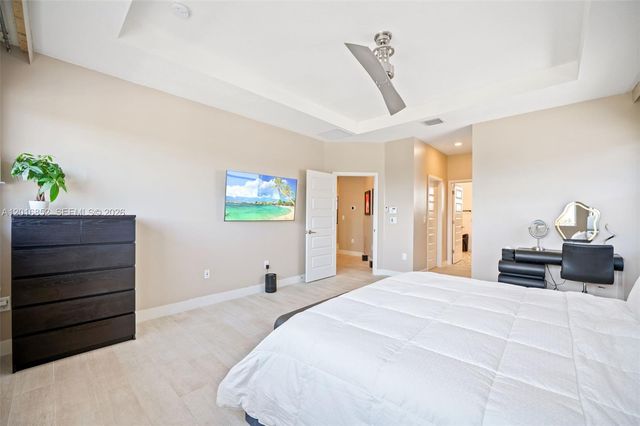 8915 NW 161st Ter, Miami Lakes, FL 33018