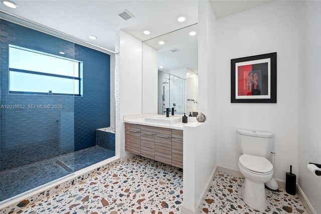 8915 NW 161st Ter, Miami Lakes, FL 33018
