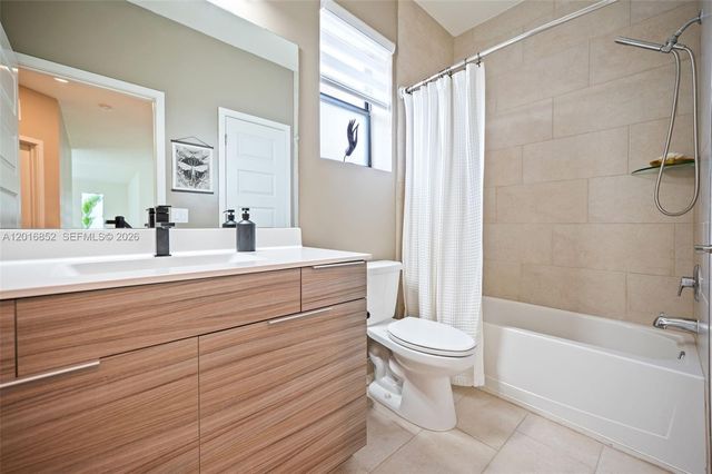 8915 NW 161st Ter, Miami Lakes, FL 33018