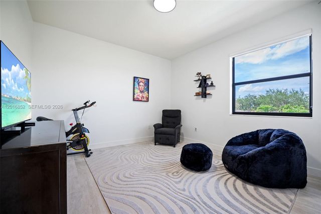 8915 NW 161st Ter, Miami Lakes, FL 33018