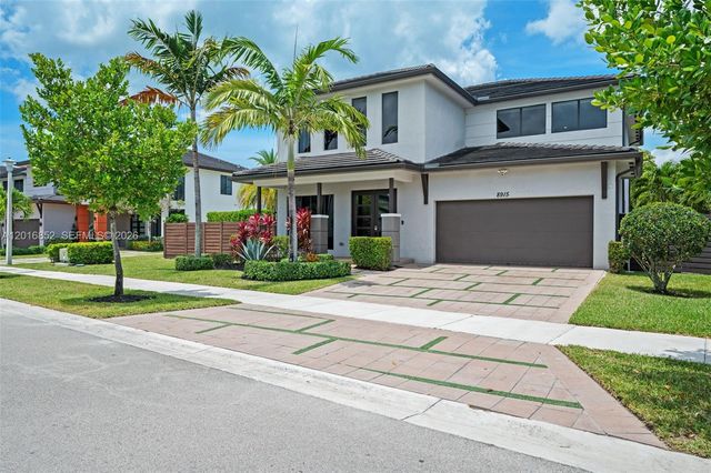 8915 NW 161st Ter, Miami Lakes, FL 33018