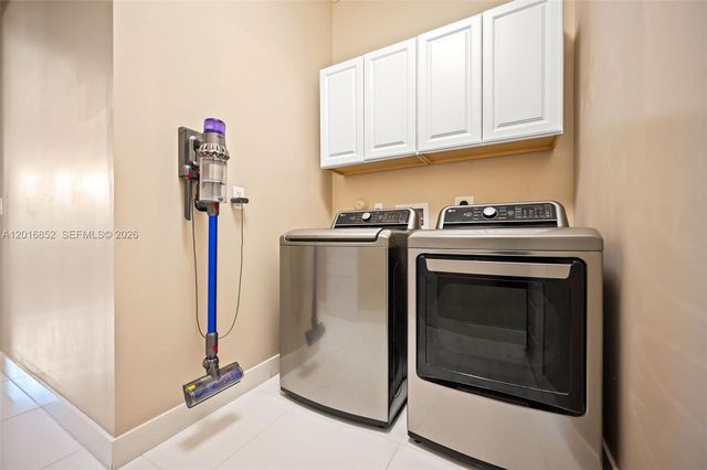 8915 NW 161st Ter, Miami Lakes, FL 33018