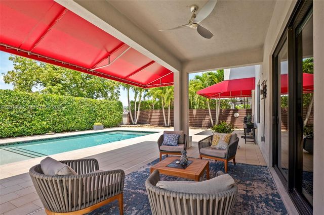 8915 NW 161st Ter, Miami Lakes, FL 33018