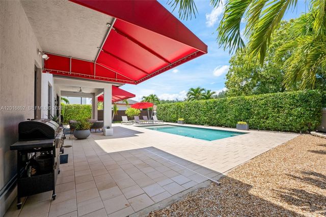 8915 NW 161st Ter, Miami Lakes, FL 33018