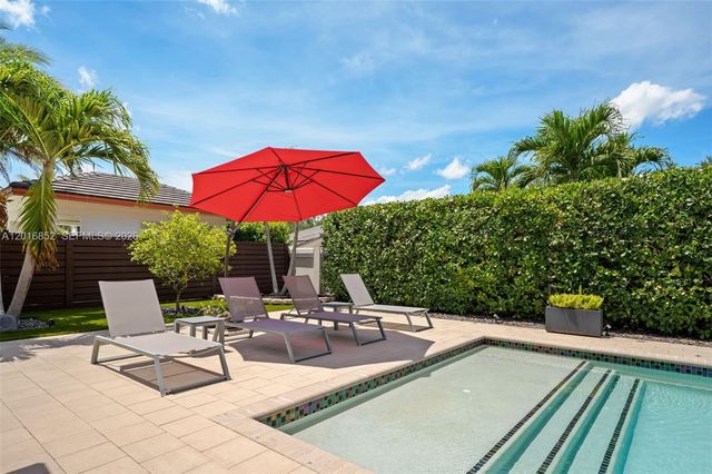 8915 NW 161st Ter, Miami Lakes, FL 33018