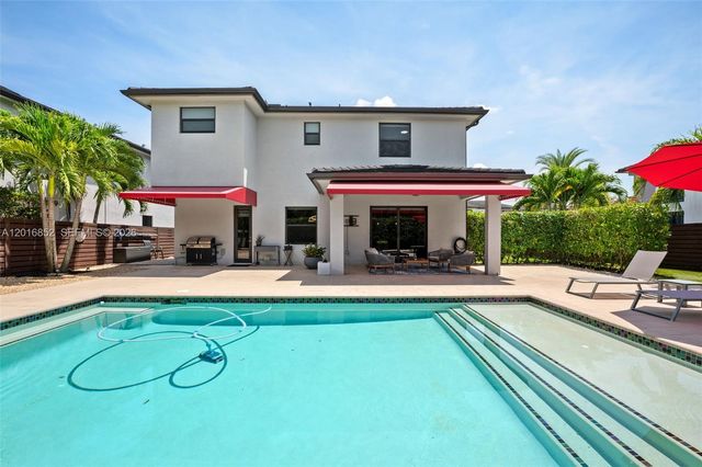 8915 NW 161st Ter, Miami Lakes, FL 33018