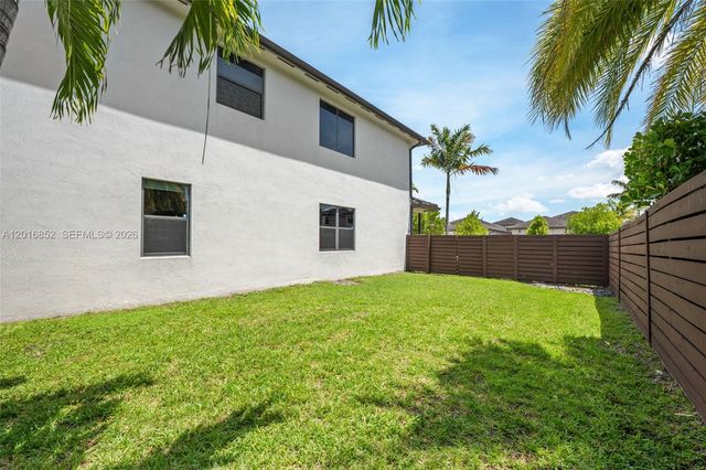 8915 NW 161st Ter, Miami Lakes, FL 33018