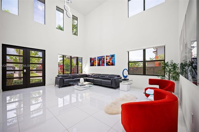 8915 NW 161st Ter, Miami Lakes, FL 33018