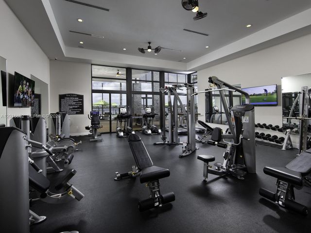 8915 NW 161st Ter, Miami Lakes, FL 33018