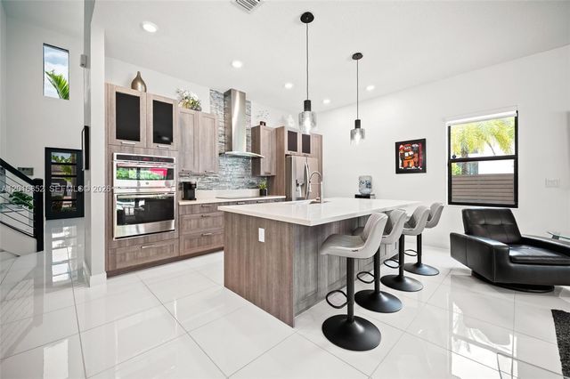8915 NW 161st Ter, Miami Lakes, FL 33018