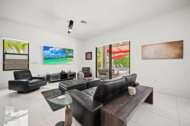 8915 NW 161st Ter, Miami Lakes, FL 33018