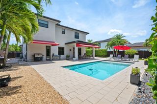 8915 NW 161st Ter, Miami Lakes, FL 33018