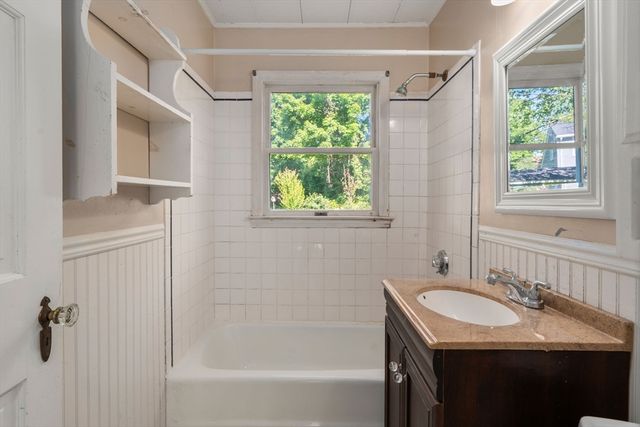 18 Lake St, Shrewsbury, MA 01545