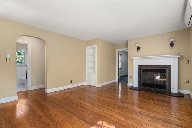 18 Lake St, Shrewsbury, MA 01545