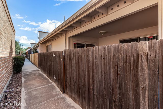 11 E Pastime Road E, Tucson, AZ 85705