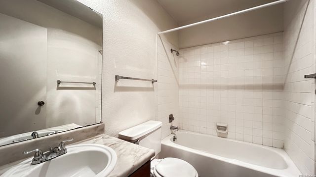 939 Hayloft Ln, San Antonio, TX 78245