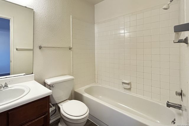 939 Hayloft Ln, San Antonio, TX 78245