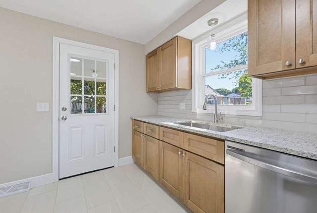 28 Deerfield Rd, Attleboro, MA 02703