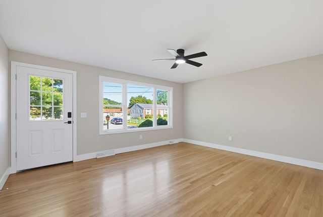 28 Deerfield Rd, Attleboro, MA 02703