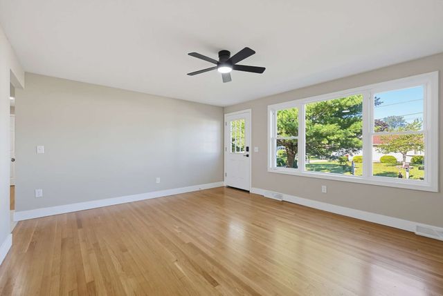 28 Deerfield Rd, Attleboro, MA 02703