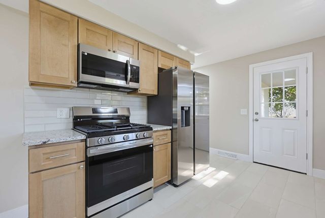 28 Deerfield Rd, Attleboro, MA 02703