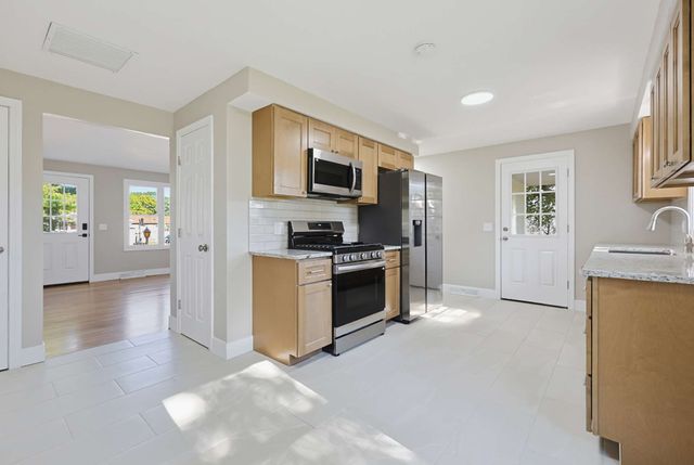 28 Deerfield Rd, Attleboro, MA 02703
