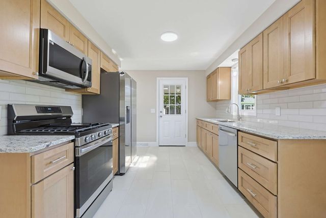 28 Deerfield Rd, Attleboro, MA 02703