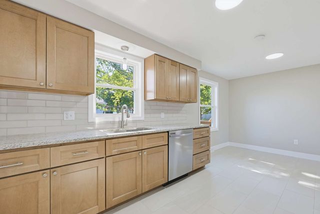 28 Deerfield Rd, Attleboro, MA 02703