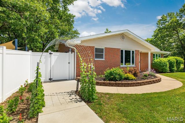 2364 Seminary Road, Brighton, IL 62012
