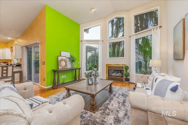 6160 N Fountain Ln, Garden City, ID 83714