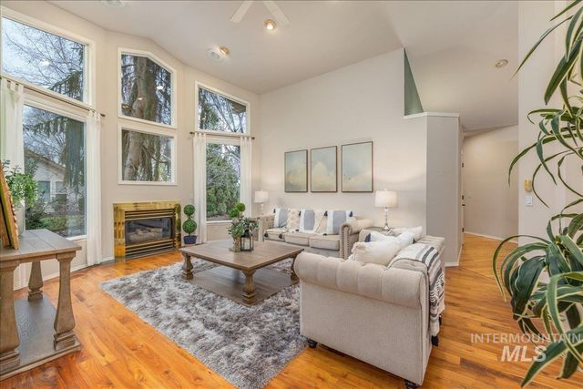 6160 N Fountain Ln, Garden City, ID 83714