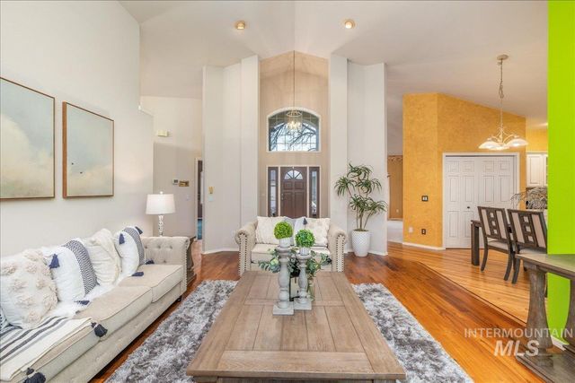 6160 N Fountain Ln, Garden City, ID 83714