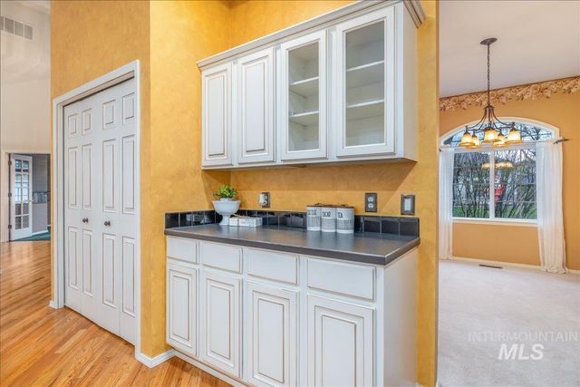 6160 N Fountain Ln, Garden City, ID 83714