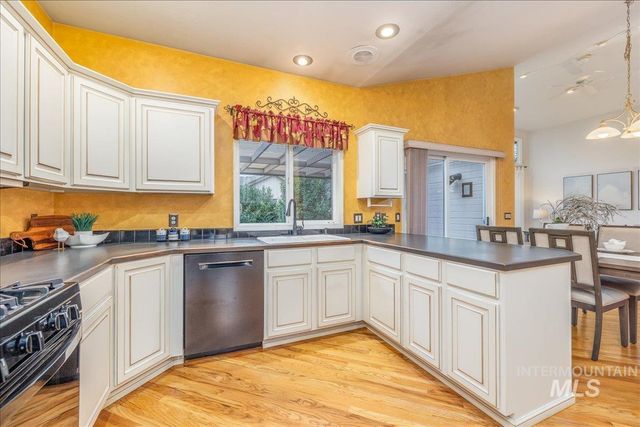 6160 N Fountain Ln, Garden City, ID 83714