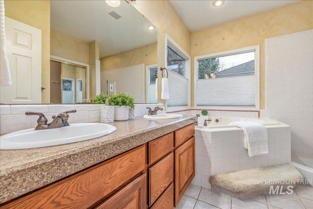 6160 N Fountain Ln, Garden City, ID 83714