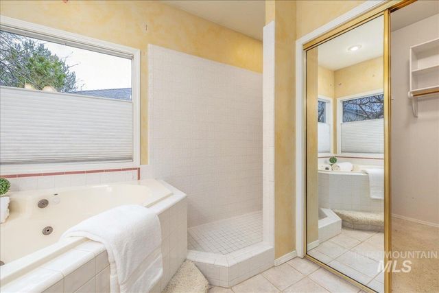 6160 N Fountain Ln, Garden City, ID 83714