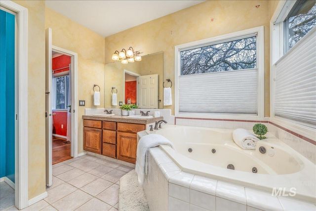 6160 N Fountain Ln, Garden City, ID 83714