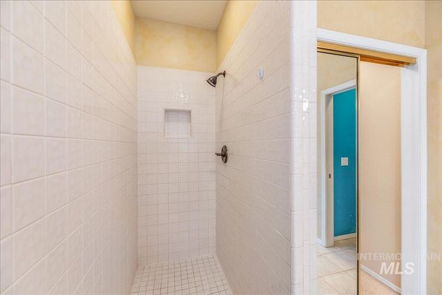 6160 N Fountain Ln, Garden City, ID 83714