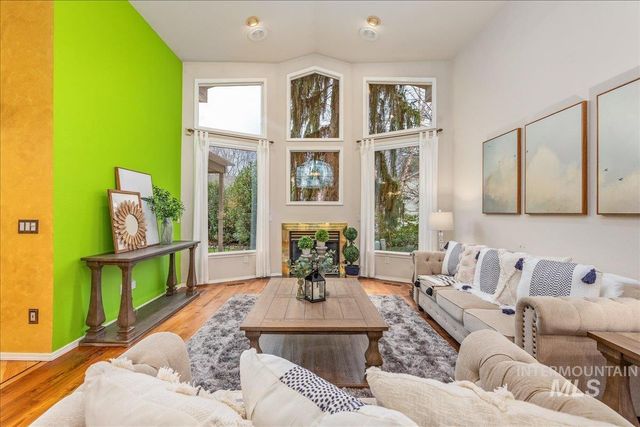 6160 N Fountain Ln, Garden City, ID 83714