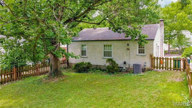 330 Calvert Avenue, Webster Groves, MO 63119