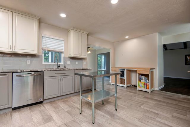 2541 S Brandon Avenue, Springfield, MO 65809