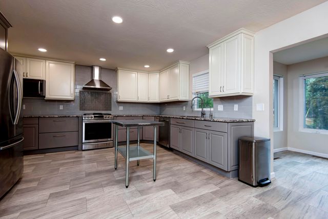 2541 S Brandon Avenue, Springfield, MO 65809