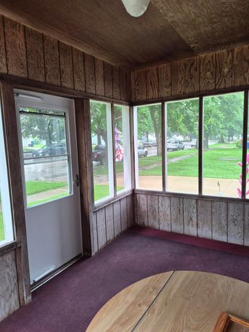 218 3rd Ave SE, Oelwein, IA 50662